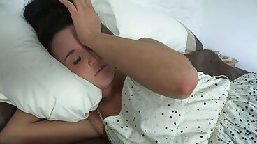 بلی کے ساتھ خوبصورت مالکن کند سے گہری سرسبز