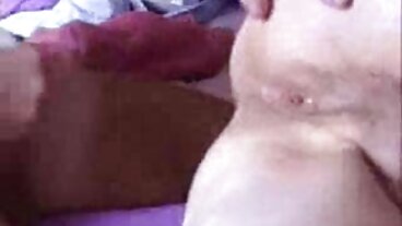 Smut مشنری کے ساتھ خوبصورت ٹینا کا بینگ